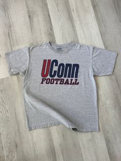 UConn medium vintage Tshirt Seminoles Football, Uconn Huskies, Football Vintage, Florida State Seminoles, Manhattan Beach, Vintage Champion, Champion Hoodie, Vintage Sweatshirt, Sport T Shirt