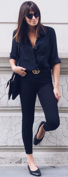 #spring #summer #street #style #outfitideas | Navy + Black                                                                             Source Summer Wardrobe Essentials, Black Cropped Pants, Looks Street Style, Looks Black, Business Outfit, All Black Outfit, Inspired Outfits, Business Casual Outfits, Looks Style