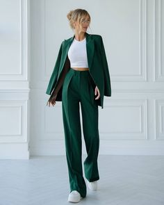 Pantsuit Wedding Guest, Wedding Guest Suit, Green Suit Women, Pantsuit Wedding, Emerald Green Outfit, Mother Of The Bride Trouser Suits, Wedding Guest Suits, Green Pants Outfit, How To Look Expensive