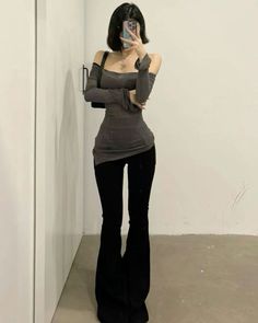 Semi Modest Outfits, Simple Outfits Black, Grunge Style, White Wall