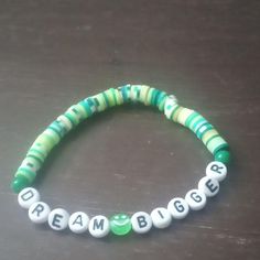 Des dictons inspirants sur presque tous les bracelets de cet ensemble. Prenez-en un aujourd'hui et partagez des ondes positives là où vous allez. Friendship Encouragement, Homemade Bracelets, Positive Sayings, Bracelets Beaded, Motivational Sayings, Clay Bracelet, Him Gifts, For Him Gifts, Encouragement Gifts