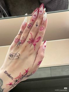 Tatuaje Hello Kitty, 42 Tattoo, Tato Minimal, Tato Jari, Tato Henna, Pretty Tattoos For Women, Small Hand Tattoos, Discreet Tattoos