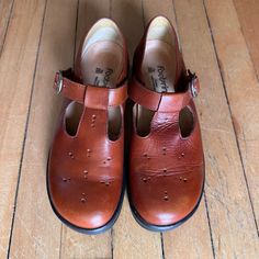 Footprints By Birkenstock Alma Mary Jane T Strap Beautiful Brown Colored Leather Excellent Condition- Please See Photos 39 Narrow/ Us Womens 8 Birkenstock Brown, Closet Staples, Birkenstock Shoes, Colored Leather, T Strap, Flat Shoes Women, Mary Janes, Birkenstock, Loafer Flats