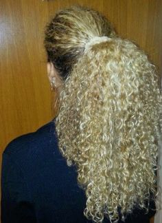 Curly Blonde Hair Black Women, Long Blonde Curly Hair, Curly Color, Dyed Curly Hair, Blonde Curly Hair, Beautiful Curly Hair, Hairdos For Curly Hair, Curly Hair Inspiration, Platinum Blonde Hair