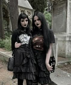 Old School Goth Fashion, Trad Goth Outfit Ideas, Goth Best Friends Aesthetic, Goth Lesbian, Goth Girls In The 90s, Trad Goth Aesthetic Images, Goth Friends, Goth Lesbian Couple Aesthetic, Trad Goth Photography