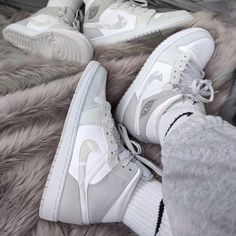 Boys 7y But Fits Like Women's 7.5 Excellent Condition! Air Jordan 1 Mid Grey, Jordan 1 High Outfit, Обувь Air Jordan, Jordans Retro, Cheap Jordan Shoes, Nike Fashion Shoes, All Nike Shoes, Cheap Jordans, Nike Shoes Jordans