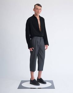 These trousers are cut in a loose, wide-leg shape and feature front pleats that extend into a crisp pressed crease. Its exaggerated proportions give this minimal design its sophisticated - high fashion look.These trousers are cut out of 100% Wool woven fabric in a micro black and grey houndstooth pattern. This wool have a Lux finish and a perfect balance between structure and a beautiful drape.The voluminousness silhouette is emphasis by its two front pleats and its neat press folds. These trous High Waist Pants Men, Sol Lewitt, Exaggerated Sleeves, High Fashion Looks, Best Dressed Man, Cropped Wide Leg Pants, Formal Pants, High Waist Pants, Houndstooth Pattern