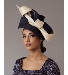 Woman Kentucky derby navy blue hat. The derby fascinator navy blue is decorated with a beautiful dark blue and cream knot and an ivory feather that create an elegant dress hat.  It is a blue wedding hat that we can wear as the groom's mother or guests at a morning wedding creating a very flattering look. Being an inclined wedding fascinator and with an ivory feather gives height and style. If you are going to the horse races you can radiate style and elegance with this blue derby hat on the Kent Elegant Navy Hat For Evening, Navy Hat For Kentucky Derby Party, Navy Party Hat For Kentucky Derby, Elegant Navy Hats With Curved Brim, Elegant Navy Hat With Curved Brim, Royal Blue Fascinator For Royal Ascot, Royal Blue Fascinator For Royal Ascot And Formal Events, Horse Race Hats, Hat Feathers