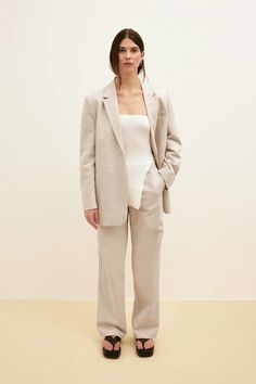 Mid Waist Tailored Linen Suit Pants Beige | NA-KD Fall Italy Outfits, Linen Pants Suit, Chic Boots, Italy Outfits, Blazer Beige, Linen Suit, Linen Material, Future Fashion, Look Here