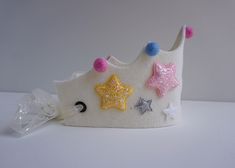 The felt crowns are made with one layer of high-quality felt with a tulle ribbon in the back. They are made to fit children of most ages, from newborn +. Perfect for little loved ones on their special day. The crown also makes the perfect personalized gift. SAFETY FIRST: Please ensure adult supervision at all times. This is a handmade item, there may be imperfections.  Materials: wool felt. Size guide: -Length of crown: 44 cm (excluding ribbon) -Heigh of crown: 15 cm Birthday Crowns, Princess Outfit, Felt Crown, Crown Birthday, Birthday Crown, Birthday Hat, Princess Outfits, Outfit Dress, Slovenia