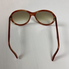 Vintage 70s Lozza sunglasses, rounded lens oversized line, light gradient lens Vintage sunglasses Made in Italy Lozza, orange acetate frame with turtle streaks Lozza 835 glasses, frame Italy, Atlantic - 2 Lens 58 Bridge 20 Auction 135 Original case no longer present Frame in excellent condition, lens in good condition, with small scratches Vintage Cat Eye Sunglasses With Uva Protection For Summer, Vintage Sunglasses With Uv Protection, Vintage Cat Eye Sunglasses For Summer Beach, Vintage Cat Eye Sunglasses With Polarized Lenses For Summer, Vintage Cat Eye Sunglasses With Mirrored Lenses For Spring, Vintage Polarized Sunglasses For Spring, Vintage Cat Eye Sunglasses For Spring, Retro Orange Cat Eye Sunglasses, Vintage Sunglasses With Gradient Lenses For Summer