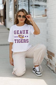 Whether you're cheering on your team from the sidelines or enjoying the festivities at the tailgate, our Spring Collection Game Day Essentials are sure to keep you looking and feeling fabulous all season long. Join the fashion game and make every game day unforgettable! Tcu Gameday Outfit, Clemson Gameday Outfit, College Football Game Outfit, Lsu Gameday, Lsu Game, College Gameday Outfits, From The Sidelines, Tailgate Outfit, Football Game Outfit