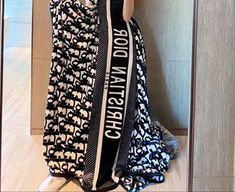 a black and white scarf with the words, i am not afraid to do anything on it