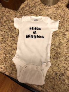 Grenouillère bébé drôle Choisissez la couleur et la taille Funny Baby Onesie, Product Inspiration, Toms River Nj, Funny Baby Clothes, Funny Baby Onesies, Funny Baby, Gender Neutral Baby, Funny Babies, Choose Colors