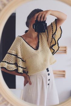 Top Casiopea: Topdown Sencillo y Elegante - SusiMiu Skater Dress Outfit, Crochet Blouse Free Pattern, Crochet Top Outfit, Crochet Cape, Crochet Jumper, Crochet Tops Free Patterns, Diy Vetement, Crochet Fashion Patterns, Crochet Shirt