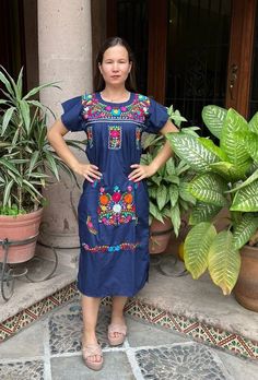 Este hermoso vestido es el estilo perfecto para agregar a tu guardarropa. Puedes usarlo para una fiesta o para cualquier ocasión. Es cómodo, confeccionado en Popelín (65% algodón 35% poliéster) y lleno de preciosas flores bordadas a mano. Cada vestido tiene un bordado único. Hacemos envíos a cualquier parte del mundo, desde Tepic, Nayarit, mx. Hecho por artesanos de Oaxaca, Mx Recomendamos lavar a mano con agua fría, tierna a la sombra, para conservar mejor el color original. Traditional Blue Fiesta Dress, Folk Style Cotton Fiesta Dress, Folk Cotton Dress For Fiesta, Folk Style Cotton Dress For Fiesta, Traditional Cotton Dress For Fiesta, Bohemian Cotton Dress For Fiesta, Multicolor Cotton Dress For Cinco De Mayo, Multicolor Cotton Dress For Fiesta, Fiesta Cotton Embroidered Dress With Short Sleeves