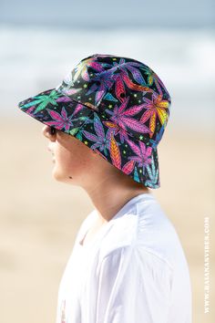 Boy wearing trippy style cannabis bucket hat. The design is vibrant with the black background and the leaves are colorful neon. Trippy Vibe, Bucket Hat Aesthetic, Cute Bucket Hats, Aesthetic Trippy, Bucket Hats For Women, Summer At The Beach, Hat Aesthetic