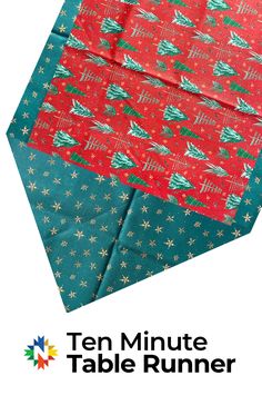 an origami table runner with christmas trees on it and the title ten minute table runner