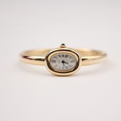 Disfrute de la elegancia atemporal del Cartier Baignoire WGBA0018, una obra maestra relojera que rezuma sofisticación y lujo. Elaborado con exquisito oro amarillo de 18 quilates, este reloj es un verdadero símbolo de refinamiento y clase. El icónico modelo Baignoire, lanzado por primera vez por Cartier en la década de 1950, rinde homenaje a la rica herencia de la marca de crear relojes exquisitos para unos pocos exigentes. El movimiento de cuarzo de este reloj no sólo garantiza una precisión hor Gold Watch Design, Classy Watch, Cartier Watch, Patek Philippe Nautilus, Breitling Navitimer, Audemars Piguet Royal Oak, Rolex Day Date, Rolex Gmt, Rolex Daytona