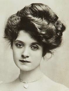 1890 Hairstyles, What Is Period, Period Hairstyles, 1910 Hair, Hair History, Edwardian Hairstyles, Curly Bun, Victorian Hairstyles, Gibson Girl