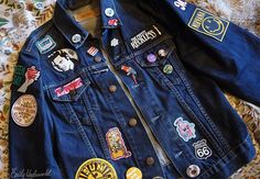 Denim Jacket Pins, Denim Jacket With Patches, Pins On Denim Jacket, Rock Clothes, Jacket Diy, Jacket With Patches, Patched Denim, Diy Denim Jacket