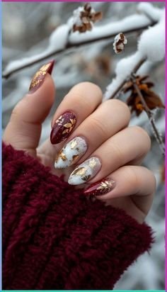 Red Nails With Christmas Design, Fall/christmas Nails, Nail Art Christmas Designs, Red Manicure Ideas, Christmas Naildesign, Winter Gel Nails, Christmas Nail Designs Holiday, Classy Nail Art Ideas, Nail Art Noel