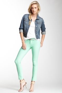 Blazer de mezclilla outfit casual Mint Pants Outfit, Mint Outfits, Mint Green Jeans, Comfy Jeans Outfit, Mint Pants, Mint Outfit, Mint Jeans, Looks Jeans, Outfits Woman