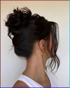 messy bun hairstyle, elegant bun, hairstyle, updo hairstyle Diy Bridesmaid Hair, Shoulder Haircut, Growing Out Bangs, High Updo, High Bun Hairstyles, Elegant Bun, Kadeřnické Trendy, Ponytail Updo, Vlasové Trendy