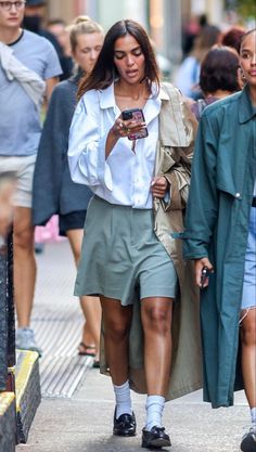 Wide Leg Denim Street Style, Italian Streetwear Women, Fw 2023 2024, Paris Fashion Week 2023 Street Style, Australian Style Fashion, Barcelona Street Style, Shorts Street Style, Tank Tops Summer, Satin Corset