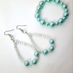 Glass Pearl And White Cat, Teal/White Oval Earrings And Stretch Bracelet Oval Earrings French Hooks 3½"L X 1¼"W. 8 And 2mm Beads. Stretch Bracelet 7" 6 And 10mm Beads. Clay Bead Earrings, Simple Bead Earrings, 2mm Beads, Beading Earrings, Ombre Earrings, Bracelet Inspo, Beaded Earrings Diy, Diy Jewelry Unique, Jewelry Glass