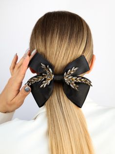 The bow represents classics and a love for minimalism. The tender crystal spikelets add a shiny touch to your elegant outfit. Make your office or denim look more interesting with the contrast Oliver. A secure fixation provides a quality French barrette. Size:Width — 4,72 inLength — 6,30 in Color: BlackMaterials: Satin, crystal rhinestones in the form of boats *Just so you know, color may vary depending on your device settings. Hairband Crochet, Diy Hairband, Gift For Bride And Groom, Engraved Glassware, Patterns For Fashion, Sister Wedding Gift, Crochet Bow, Wedding Flutes, Elegante Y Chic