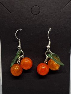 Orange fruit earrings! Orange glass beads that are textured like real oranges! Hypoallergenic hooks Oranges with green leaves Fruit Earrings Aesthetic, Cute Fruit Earrings, Fruit Bead Earrings, Orange Fruit Earrings, Orange Fruit Clothes, Beaded Fruit Earrings, Green And Orange Outfit, Chandbali Earrings Gold, Earrings Gold Indian