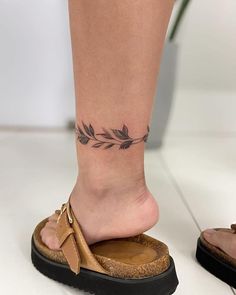 Feather Tattoo Ankle, Spine Tattoo Quotes, Ankle Bracelet Tattoo, Ankle Tattoo Designs, Forearm Band Tattoos, Cute Hand Tattoos, Tattoos For Black Skin, Tattoo Bracelet, Mother Daughter Tattoos