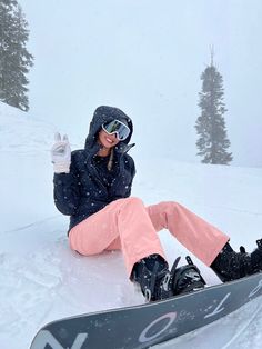 Snowboarding in Lake Tahoe Cute Ski Poses, Snowboarding Aesthetic Pictures, Women Snowboarding Aesthetic, Aesthetic Skiing Outfits, Skiing Fits Aesthetic, Aesthetic Ski Photos, Snowboard Pics Ideas, Snowboarding Picture Ideas