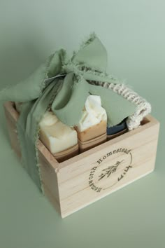 Surprise someone special with our luxurious Wooden Crate Gift Set. Our beautifully hand stamped wooden box is filled with three bars of our moisturizing handmade soaps and a sisal soap saver bag. Wrapped and adorned with our signature ribbon and gift tag, these unique and thoughtful gifts make perfect presents for any one on your list. Why do we love this set? 100% natural products Palm free soap Plastic free packaging Handcrafted in small batches Details The soap bars in this set are hand-picke Natural Packaging Ideas, Wooden Gift Box Ideas, Small Store Ideas, Soap Gift Box Ideas, Gift Box Packaging Ideas, Luxury Soap Packaging, Homemade Christmas Gift Baskets, Soap Boutique, Handmade Soap Gift Set