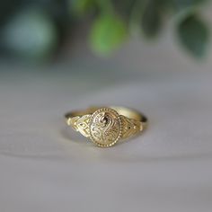 Tuesday Project 💫 Ready to ship within 1 DAY   Material: Solid silver core (s925 stamped) , coated with gold ADJUSTABLE size  Unique Design Ring, high quality  Color: gold Polished edges for comfort wear Thrift Jewelry, Gold Chic, Silver Core, Zierlicher Ring, Vintage Style Rings, Gold Signet Ring, Jewelry Lookbook, Comfort Wear, Gold Flower