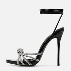 Type de sandale: Cross-Strap





 Matériau supérieur : PU




 
Matériau de la semelle extérieure : Caoutchouc





 Type de compteur arrière : sangle de cheville 





 Type de motif : Solide Glitter High Heels, Black High Heels, Cross Straps, Black Silver, Ankle Strap, Black Color, Silver Gold, High Heels, Lace Up