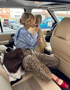 Leopard Jeans Outfit, Leopard Pants Outfit, Leopard Print Pants Outfit, Printed Pants Outfits, Leopard Print Outfits, Animal Print Jeans, Leopard Outfits, Leopard Jeans