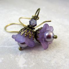 Purple Lucite Flower Earrings. Lavender by SilverShamrockStudio Lucite Flower Earrings, Silver Shamrock, Handmade Stuff, Wire Jewelry Designs, Jewelry Antique, Lilac Flowers, Resin Flowers, Flower Jewelry, Pearl Flower