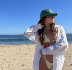 beach pic
green hat Cute Fits For Summer, Ootd Beach, Debut Photoshoot, Trip Outfits, Beach Pics