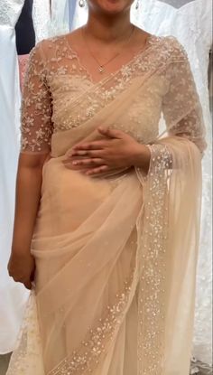 White Engagement Saree, Off White Net Saree, Wedding Net Sarees, Blouse Design For Embroidery Saree, Blouse Pattern For Net Saree, Blouse Ideas For Net Sarees, Net Saree Wearing Styles Ideas, Blouse On Net Saree, Saree Blouse Net Designs