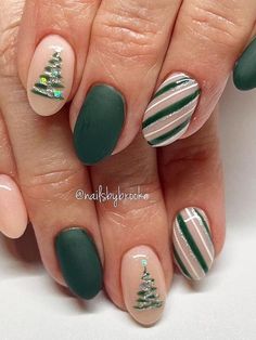 emerald green holiday nails Green Swirl Nails, Nail Art Noel, Tree Nail Art, Swirl Nails, Christmas Tree Nails, Tree Box, Tree Nails, Christmas Gel Nails, Her Nails