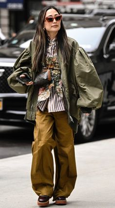 Green Pants Outfit Women, Khaki Street Style, Down Jacket Outfit, Olive Pants Outfit, Scarf Fashion Outfit, Women's Streetwear Fashion, Slow Clothing, Stylish Fall Outfits, Army Fashion