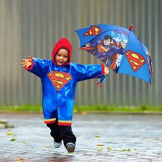 No rain will stop him, and he will always be ready for all daily activities with this fun and stylish uniquely designed kids Raincoat and Umbrella Set. Superman Hero, Superman Boy, Superman Characters, Baby Baseball, Kids Umbrellas, Logo Character, Raincoat Kids, Superman Logo, Blue Rain