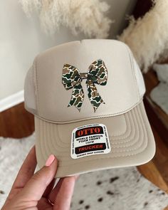 Camo Bow Trucker Hat Christmas Trucker Hat, Camo Hat Outfit, Trucker Hat Designs Ideas, Cute Trucker Hats, Hat Patch Ideas, Western Trucker Hats, Trucker Hat Ideas, Cute Hats For Women, Camo Aesthetic