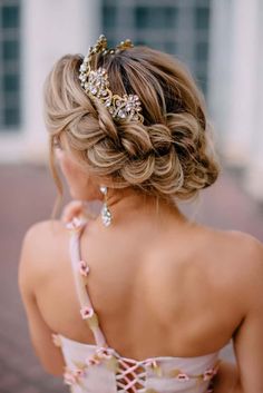 Updos With Tiaras, Bridal Hair With Veil And Tiara, Bride Hairstyles With Veil, Bride Hairstyles Updo, Wedding Hairstyles With Crown, Wedding Tiara Hairstyles, Bridal Hair Veil, Wedding Hair Up