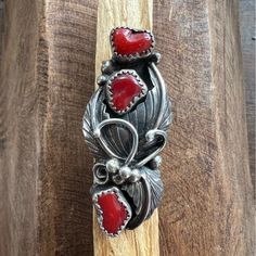 Beautiful Vintage Sterling Silver Ring Featuring (3) Coral Stones Set In A Floral Leaf Design Hallmarks As Shown Size 6.25 Vintage Sterling Silver Rings, Coral Ring, Coral Stone, Western Jewelry, Stone Settings, Leaf Design, Womens Jewelry Rings, Vintage Sterling Silver, Vintage Ladies