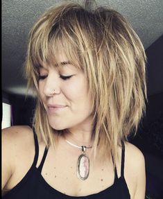 Shaggy Rocker Hair, Shoulder Length Hair Cuts With Bangs, Rocker Hair, Chin Length Haircuts, Short Haircut Styles, Haute Hair, Messy Short Hair, Edgy Short Hair, Shoulder Length Hair Cuts