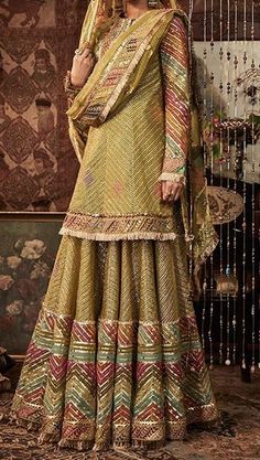 Sanchak Outfits, Bridal Salwar, Sanchak Dresses, Traditional Gharara Pakistani, Traditional Gharara, Gharara Colours, Chatapati Gharara Pakistani Bridal, Kamkhwab Gharara Designs, Chatapati Gharara