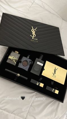 Koleksi Makeup, Koleksi Parfum, Luxury Lifestyle Dreams, Perfume Lover, Clipuri Video, Luxury Makeup, Luxury Perfume, Makeup Essentials, Perfume Collection